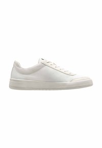 Sneaker bianco realizzato in tessuto testurizzato con lacci piatti e suola in gomma. Presenta un design elegante e dettagli di cucitura minimi.