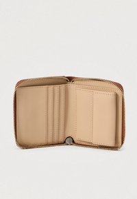 Portafoglio in pelle beige con cerniera dorata, con tre fessure per carte a sinistra e una piccola tasca con patta a destra.