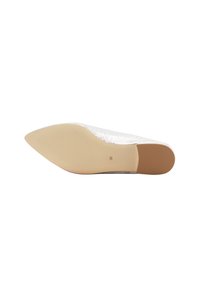 Scarpa argentata con punta a punta, superiore texturizzato, suola beige liscia e taglia 38 segnato sulla soletta.