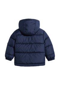 Giacca puffer blu navy con cappuccio, caratterizzata da linee orizzontali cucite, polsini elasticizzati e una texture liscia e lucida.