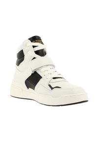 Höga sneakers i vit läder med svarta detaljer. Utrustad med snörning fram och kardborreband. Tjock gummisula med texturerade detaljer.