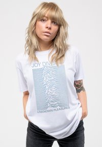 Paradiso Clothing DIVISION UNKNOWN PLEASURES BOYFRIEND FIT - Print T-shirt - white