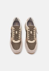 Brune nettverks- og semsket skinn sneakers har beige detaljer, rund tå, snøring og en sideglidelås for enkel påkledning.