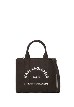 Sort Karl Lagerfeld tote taske med korte håndtag, en skulderrem og hvid tekst med Paris-adresse foran.