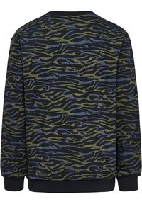 Svart sweatshirt med en texturerad, mönstrad design i grönt och blått som liknar tigerstrimmor. Ribbad mudd och nederkant.