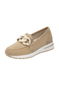 Beige suède instap-schoen met een verhoogde geknoopte metallic accent, een gevoerde kraag en een witte rubberen zool met een gestructureerd profiel.