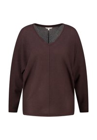 Pull en maille texturée marron à manches longues et décolleté en V, avec une coupe décontractée et des épaules tombantes, présenté sur un fond blanc.
