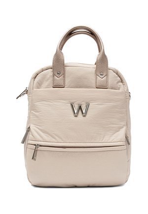 Beżowy plecak w kształcie kwadratu z metalowym logo "W" na przedniej kieszeni, zamkami błyskawicznymi i krótkimi, teksturowanymi podwójnymi uchwytami.