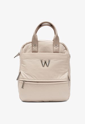 Beżowy plecak w kształcie kwadratu z metalowym logo "W" na przedniej kieszeni, zamkami błyskawicznymi i krótkimi, teksturowanymi podwójnymi uchwytami.