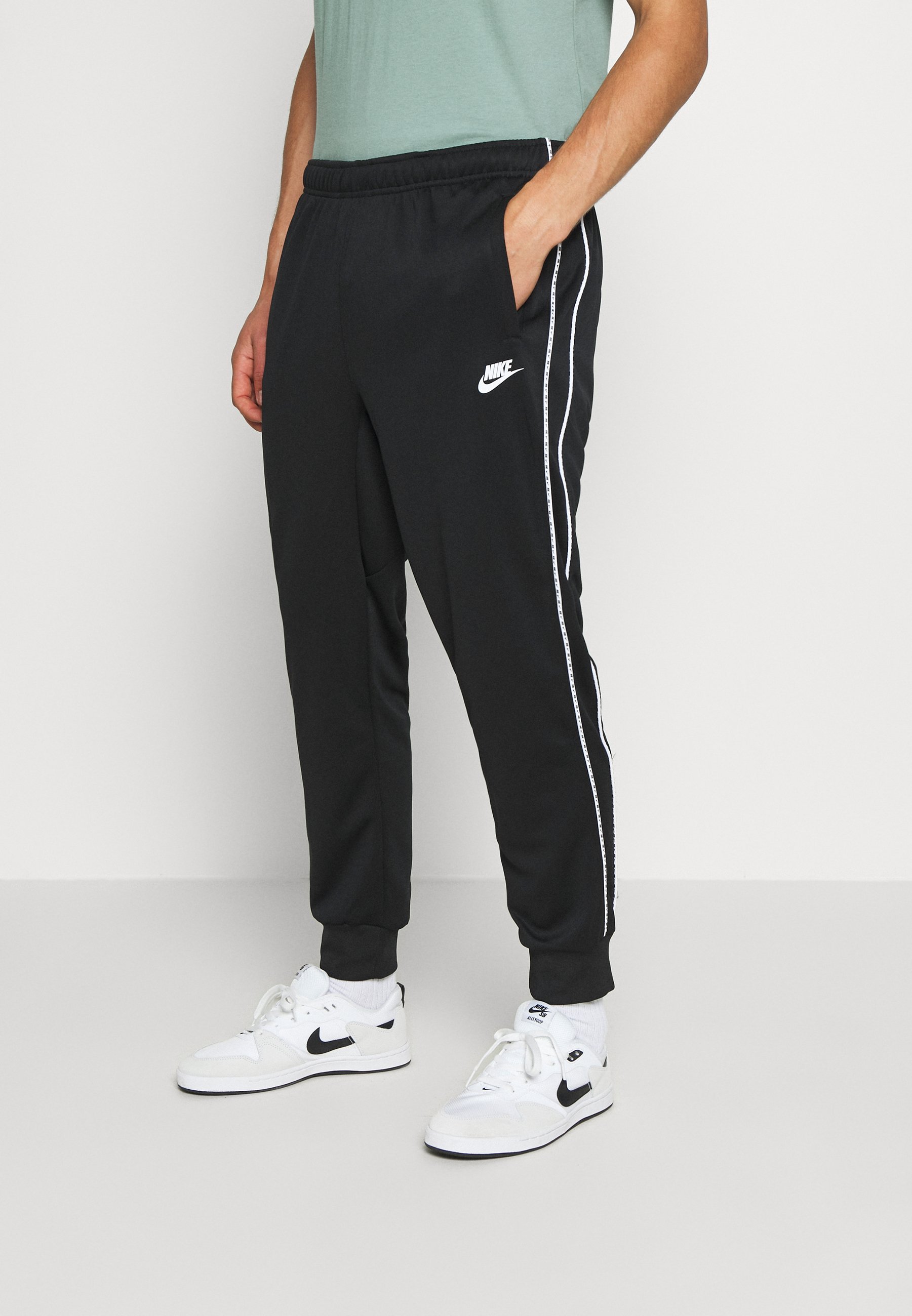 Nike Sportswear Repeat Pantalon De Survetement Black Noir Zalando Be Nike Sportswear Repeat Pantalon De Survetement Black Noir Zalando Be