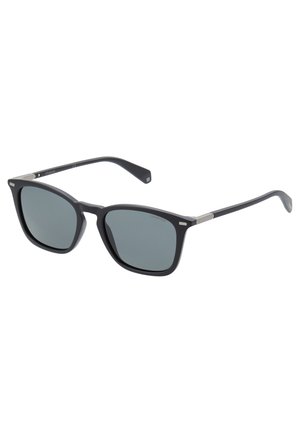 Occhiali da sole rettangolari neri con lenti grigie, dotati di una montatura in plastica elegante, dettagli metallici sulle tempie e una finitura leggermente texturizzata.