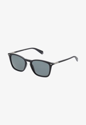 Lunettes de soleil noires rectangulaires avec des verres gris, présentant une monture en plastique élégante, des accents métalliques sur les branches et une finition légèrement texturée.