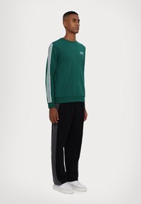 EA7 Emporio Armani FELPA - Ikdienas džemperis - evergreen