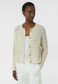 Crème-kleurige gebreide cardigan met een ronde halslijn, voorzien van een gestreept patroon, knoopsluitingen en lange mouwen.