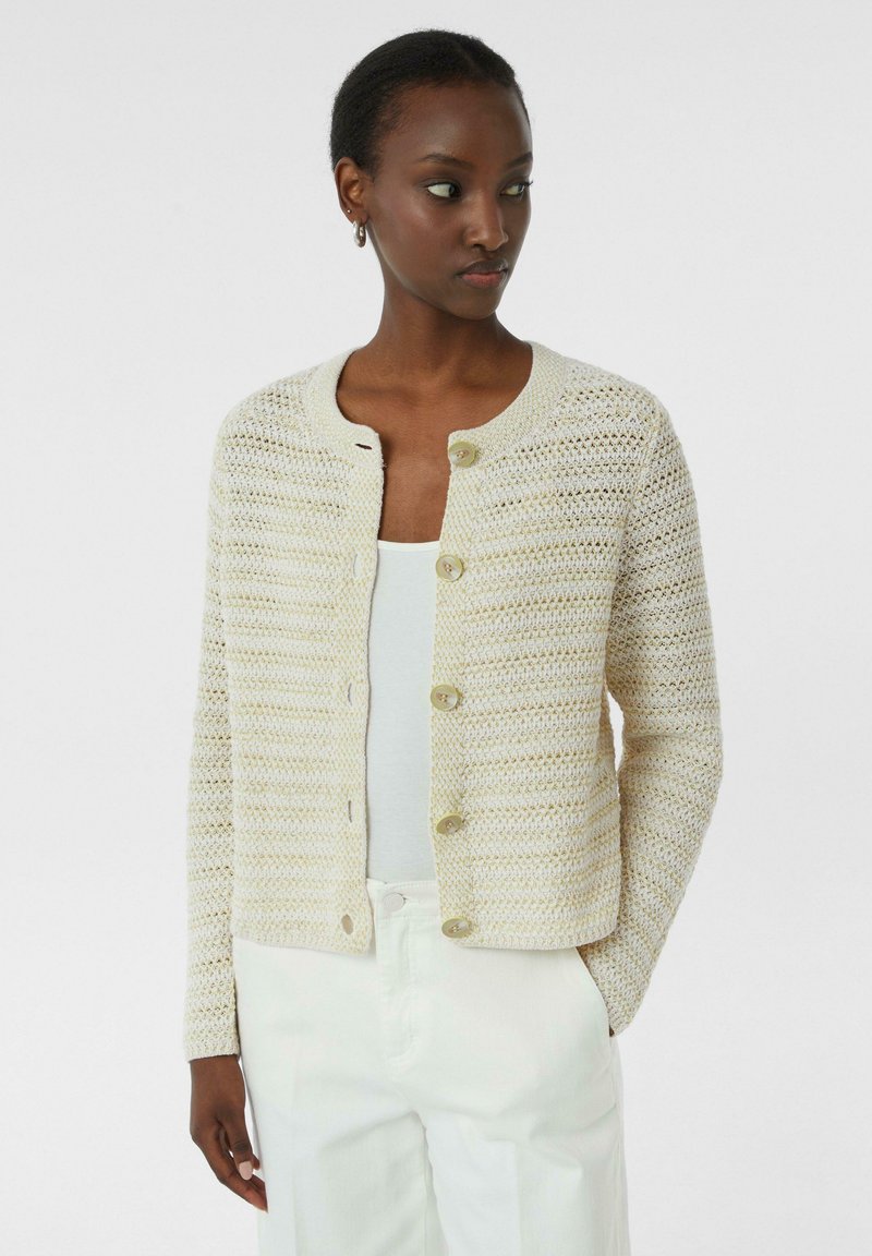 Crème-kleurige gebreide cardigan met een ronde halslijn, voorzien van een gestreept patroon, knoopsluitingen en lange mouwen.