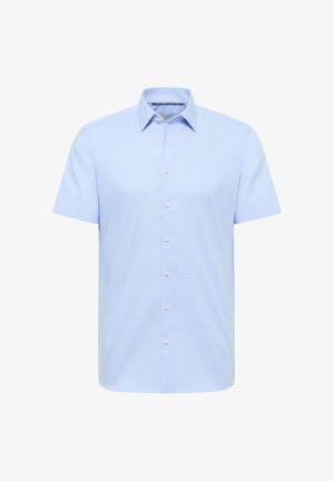 Chemise pour homme à manches courtes de couleur bleu clair avec un col classique, sept boutons blancs sur le devant et une texture de tissu lisse.
