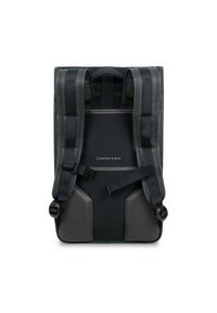 Svart ryggsäck med vadderade axelremmar och mesh-accenter. Har en stilren design och en justerbar bröstrem. Logotypen syns på baksidan.