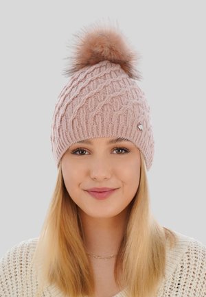 Berretto lavorato a maglia rosa con design a treccia, rifinito da un pompon in pelliccia sintetica e decorato con un piccolo accento metallico.
