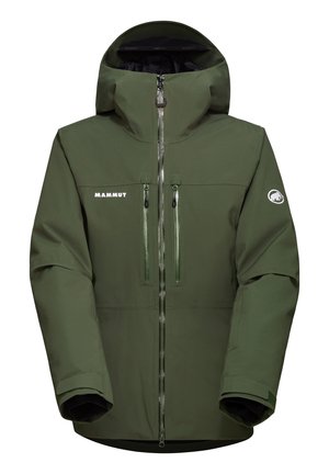 Olijfgroene waterdichte jas met hoge kraag, frontale rits, twee borstzakken en een logo aan de linkerkant. Glad, matte textuur.