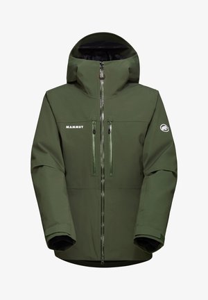 Veste imperméable vert olive avec un col haut, fermeture éclair avant, deux poches poitrine et un logo sur le côté gauche. Texture lisse et mate.