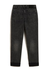 Jeans de mezclilla negra con un lavado desgastado, corte recto, dos bolsillos traseros y una cinturilla texturizada. El dobladillo presenta un acento negro en el puño.