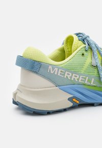 Chaussure de sport en néon jaune et bleu clair avec un design en maille, un talon renforcé et une marque Merrell ; elle présente une semelle rembourrée et une semelle extérieure Vibram.