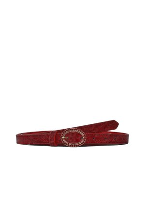 Cintura rossa testurizzata realizzata in materiale sintetico con una fibbia ovale dorata e dettagli perforati. Presenta più fori di regolazione.