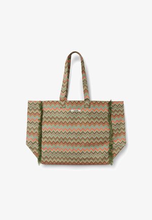 Grand sac fourre-tout avec motif zigzag multicolore dans des tons terreux, côtés verts à franges et deux longues anses.