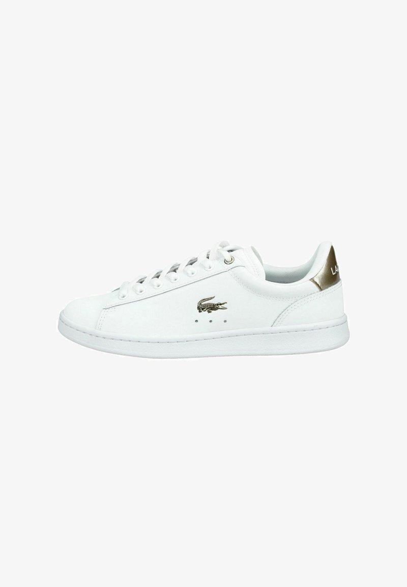 Baskets basses blanches avec lacets blancs, un logo doré sur le côté, et un accent métallique doré au talon.