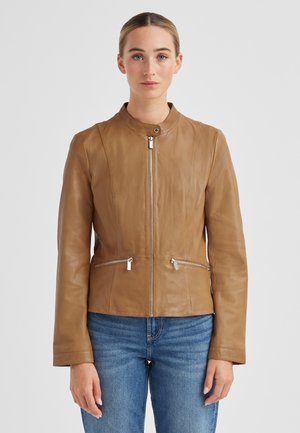 Hellbraune Lederjacke mit Stehkragen, Frontreißverschluss und zwei Reißverschlusstaschen. Glatte Textur und tailliertes Design mit langen Ärmeln.