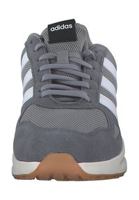 Sive tenisice za sport s mrežastim i antilop materijalima, s tri bijele pruge, gumeni potplat i crni Adidas logo na jeziku.