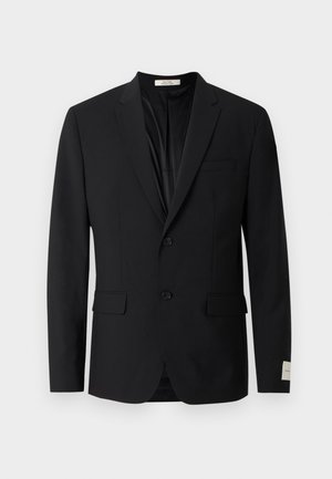 Blazer negro para hombre, entallado, con dos botones, solapas con muesca, bolsillos con solapa y un bolsillo de ribete en el pecho, mostrado sobre un fondo blanco.