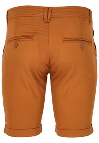 Braune Baumwollshorts mit glatter Textur, die ein tailliertes Design, umgeschlagenen Saum und zwei Gesäßtaschen mit Knopfverschlüssen aufweisen.