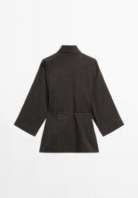 Robe noire à rayures avec des manches larges, un col et une ceinture. Le tissu a une texture lisse avec des détails de couture subtils.