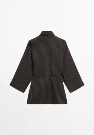 Černý žakárový župan s širokými rukávy, límcem a opaskem. Látka má hladkou strukturu a jemné švy.