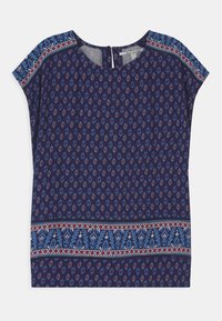 Top corto blu navy a maniche corte con motivo floreale, caratterizzato da un colletto rotondo e un bordo decorativo blu e rosso lungo le spalle e l'orlo.