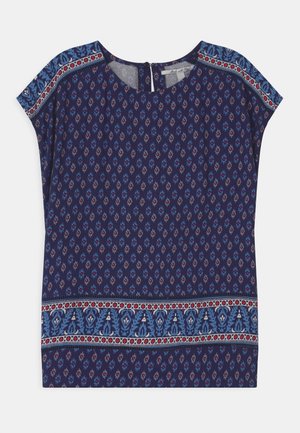 Blusa de manga corta en azul marino con un patrón floral, que presenta un escote redondo y un ribete decorativo en azul y rojo a lo largo de los hombros y el dobladillo.