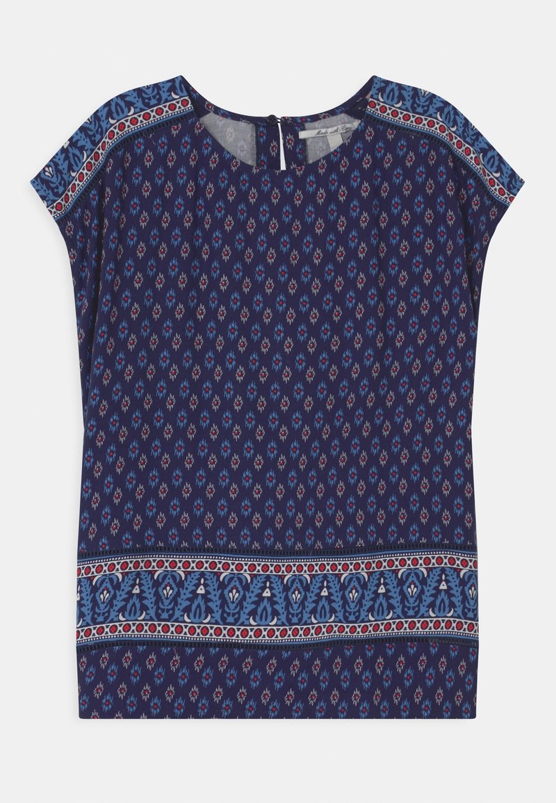 Top corto blu navy a maniche corte con motivo floreale, caratterizzato da un colletto rotondo e un bordo decorativo blu e rosso lungo le spalle e l'orlo.