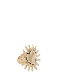 Bague en or avec un centre en forme de cœur entouré d'extensions ressemblant à des rayons de soleil sur un fond blanc.