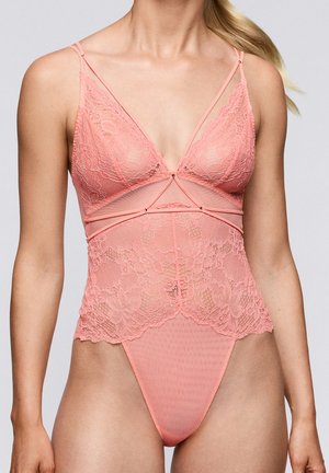 Roze kanten bodysuit met een transparant mesh paneel, driehoekige cups, verstelbare bandjes en bloemmotieven. Zachte textuur, aansluitend ontwerp.
