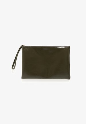 Clutch de charol verde con cierre de cremallera, textura suave y una correa para la muñeca para un fácil transporte. Diseño rectangular y simple.