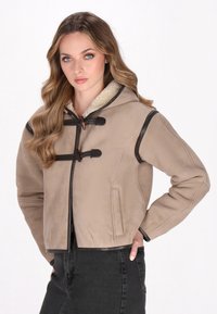 Beige cropped jack met een met bont gevoerde capuchon, voorzien van bruine leren accenten, toggles en zijzakken. Gevoel stof met een gladde afwerking.