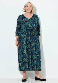 Granatowa sukienka maxi w wzór paisley w odcieniach zieleni i akwamarynu, z dekoltem w serek, rękawami 3/4 oraz plisowanym pasem.