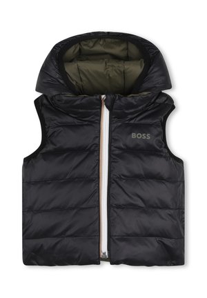 Veste matelassée noire sans manches avec capuche, fermeture éclair avant de couleur claire et logo "BOSS" sur la poitrine, doublée en tissu vert olive foncé.
