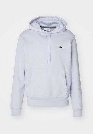Lichtblauwe pullover-hoodie met voorzak, verstelbare trekkoordkap, geribde boorden en klein geborduurd krokodillenlogo op de borst.