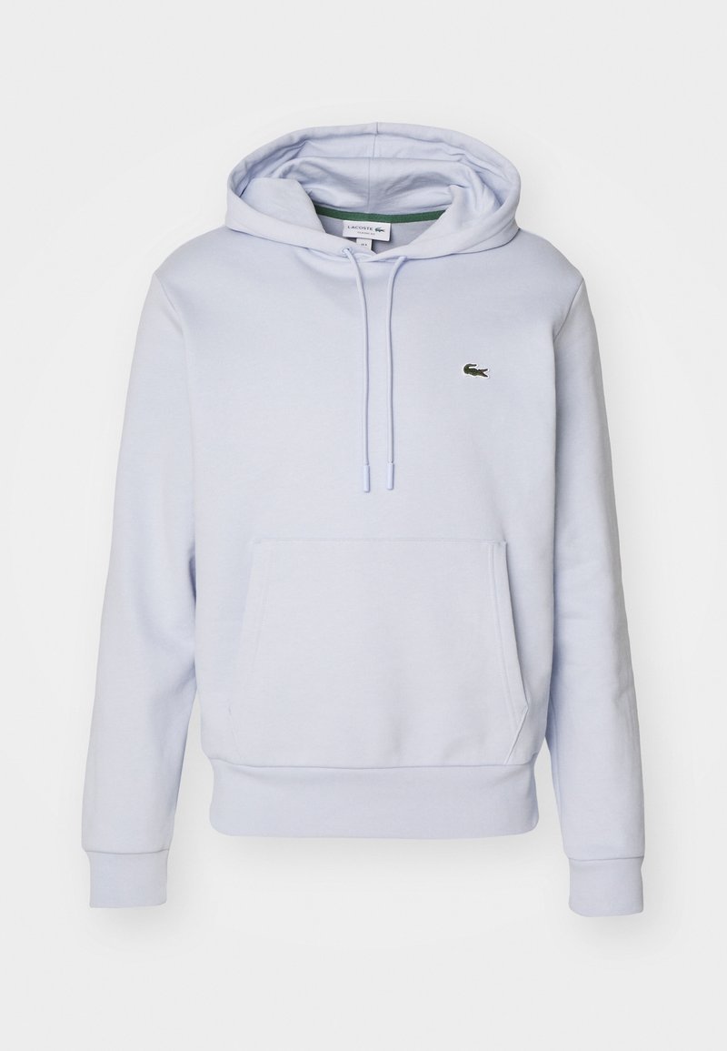 Sweat à capuche bleu clair avec poche avant, capuche ajustable avec cordon, poignets côtelés et petit logo crocodile brodé sur la poitrine.