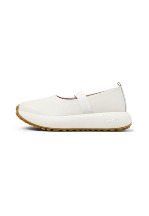 Scarpa piatta in pelle bianca con punta arrotondata e strap elastico. Presenta una suola in gomma spessa e testurizzata di colore marrone chiaro con un logo sul lato.