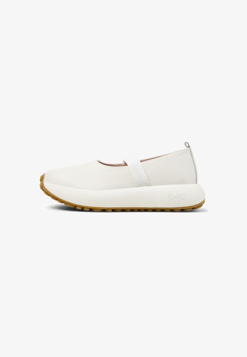 Zapato plano de cuero blanco con punta redondeada y tira elástica. Presenta una suela gruesa de goma texturizada en marrón claro con un logo en el lateral.