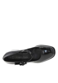 Chaussure en cuir verni noir avec un bout carré et une bride sur le cou-de-pied, ornée d'un nœud décoratif et d'un talon plat.