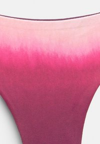 Bas de bikini dégradé affichant des teintes de rose, passant du clair au foncé. Fabriqué en tissu doux et extensible avec une texture côtelée.